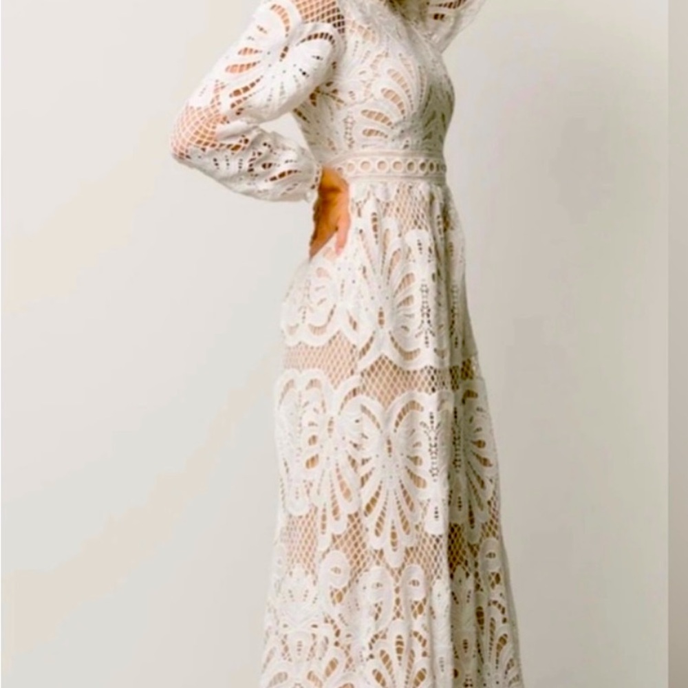 Beautiful off white/cream lace overlay dress with tan lining. MIDI